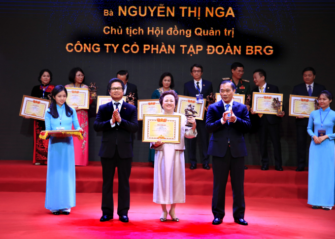 Bà Nguyễn Thị Nga (đứng giữa), Chủ tịch Tập đoàn BRG. Ảnh: TT.