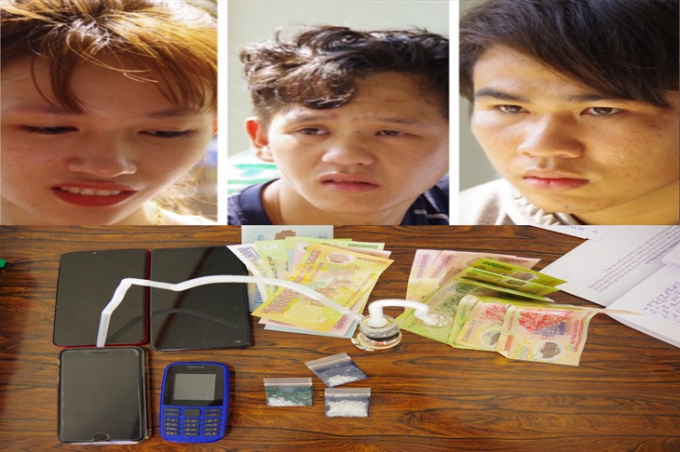 Các đối tượng Lê Tường Vy, Trương Hoàng Thiện, Nguyễn Minh Hùng và tang vật vụ án. Ảnh: Văn Danh