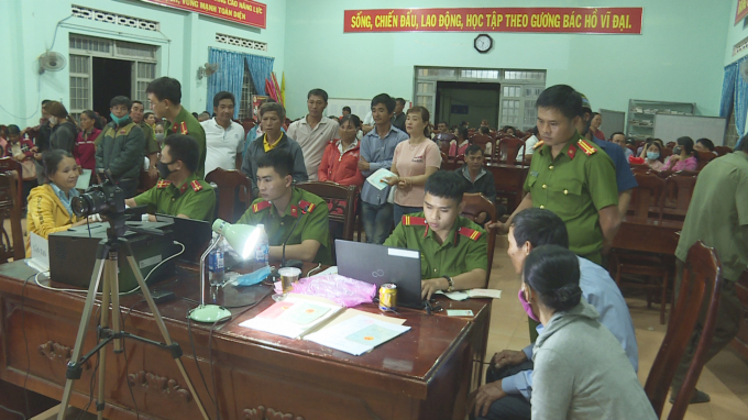 20 giờ tối 17/3, tại trụ sở UBND xã Ea Kênh, huyện Krông Pắk, tổ công tác lưu động của Công an huyện vẫn làm CCCD cho người dân và kéo dài đến khuya.