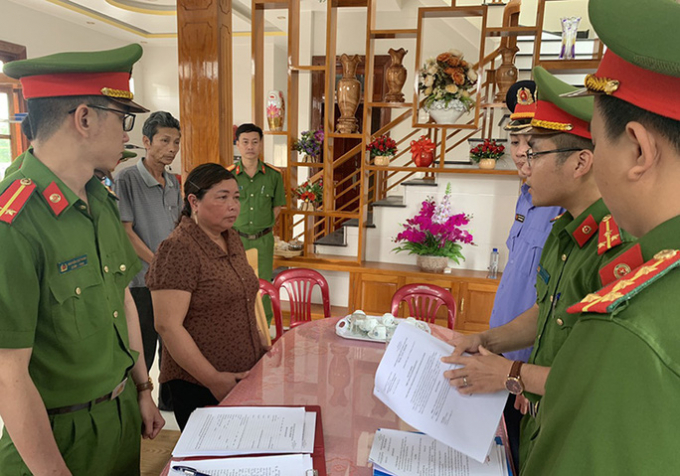Cơ quan CSĐT Công an tỉnh Quảng Bình tống đạt quyết định khởi tố, bắt tạm giam Nguyễn Thị Vân