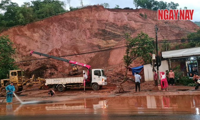 Ngày 22/3, công nhân ở đây vẫn đang dọn dẹp hiện trường vụ sạt lở.