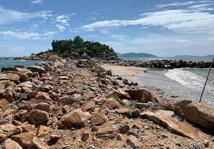 Đất đá của dự án Nha Trang Sao xâm hại vịnh Nha Trang. Ảnh: TẤN LỘC