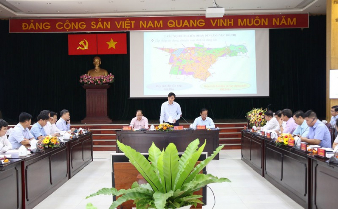 Phó Chủ tịch UBND TP.HCM Lê Hòa Bình (đứng) làm việc với huyện Hóc Môn ngày 25-3. Ảnh: VIỆT HOA