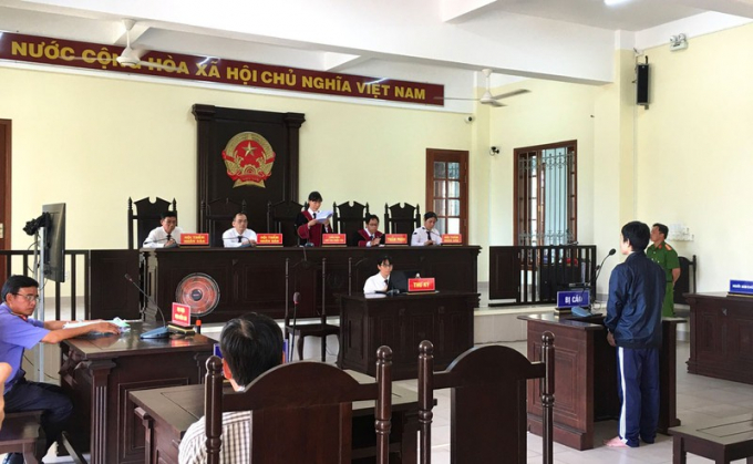 Bị cáo Phạm Văn Trọng đang nghe tòa tuyên án. Ảnh: NHẪN NAM
