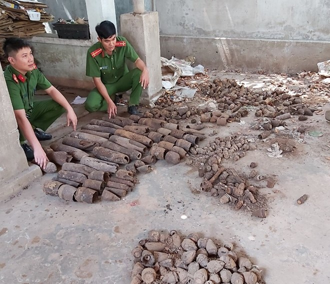 Công an xã Hòa Khương (huyện Hòa Vang) thu giữ 19 đầu đạn pháo, 25 đuôi đầu đạn pháo, 100 mũi đầu đạn các loại tại một cơ sở thu mua phế liệu