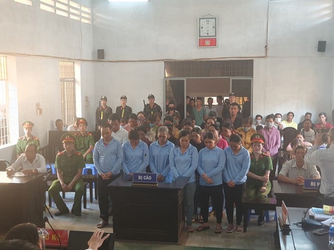 Các bị cáo tại tòa. Ảnh QN