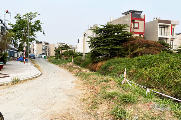 Đây là tuyến đường số 1 hiện hữu tại Khu nhà ở Thăng Long Home Hưng Phú, được quảng cáo lộ giới 16m.