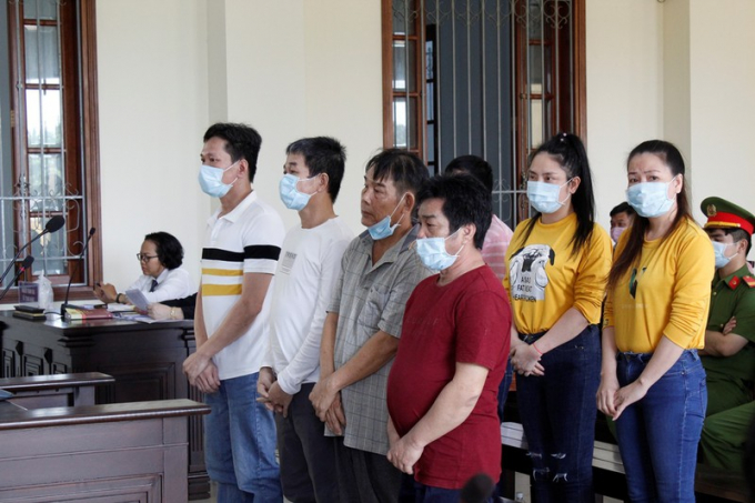 Bị cáo Võ Văn Tuấn (hàng trên bìa trái) cùng sáu bị cáo khác tại tòa ngày 6-4. Ảnh: NHẪN NAM
