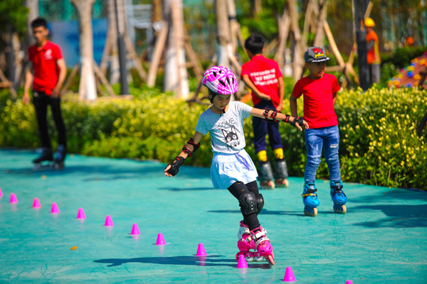 Trẻ em thích thú với sân trượt patin trong công viên Gem Sky Park sáng ngày 4/4