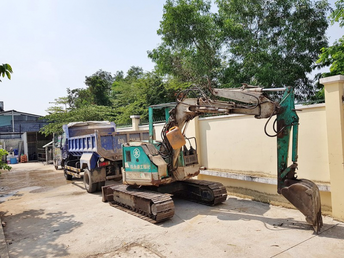 Lực lượng chức năng tạm giữ một xe múc và một xe ben để xử lý nghiêm theo quy định. Ảnh: HT