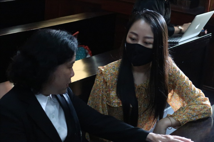 Chị Nguyễn Thị Bích Hường (bên phải) trao đổi với luật sư trước khi tòa xử phúc thẩm. Ảnh: Hữu Huy