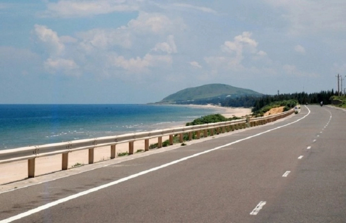 Tuyến hướng phía Đông được UBND tỉnh Bình Định lựa chọn xây dựng tuyến đường bộ cao tốc Bắc-Nam đoạn ngang qua địa bàn tỉnh này. Ảnh: M.B