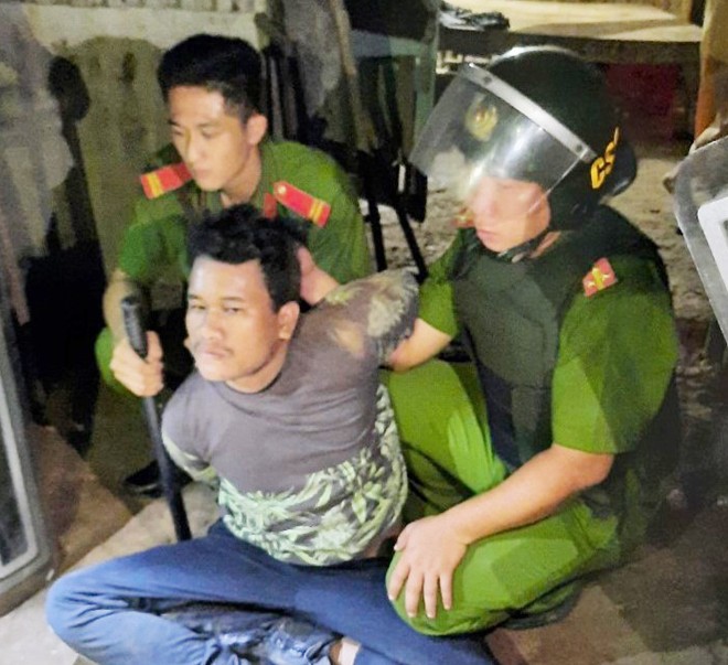 Thạnh Thanh Tuấn bị công an khống chế, bắt giữẢNH: CÔNG AN CUNG CẤP