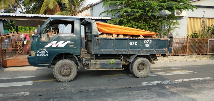 Những xe tải vận chuyển đất mặt trái phép bị phát hiện.
