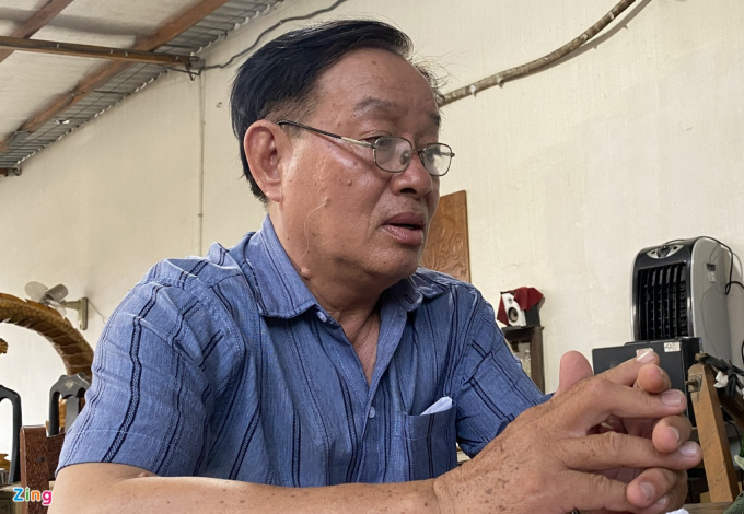 Ông Trần Văn Định kể lại chuyện cho phóng viên. Ảnh: A.H.