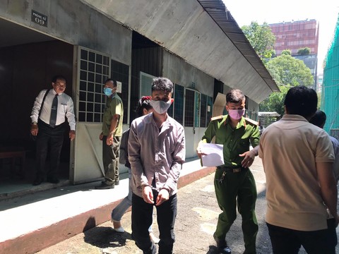 Đưa bị cáo Nguyễn Viết Lợi về trại giam sau khi tòa tuyên án
