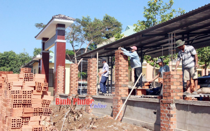 Đơn vị thi công đang hoàn tất công trình xây dựng hàng rào Trường THCS Bình Minh, xã Bình Minh, huyện Bù Đăng