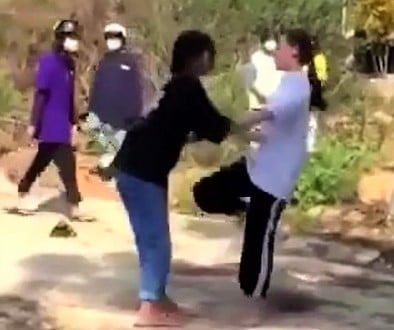 Nhóm học sinh nữ đánh nhau gây bức xúc.