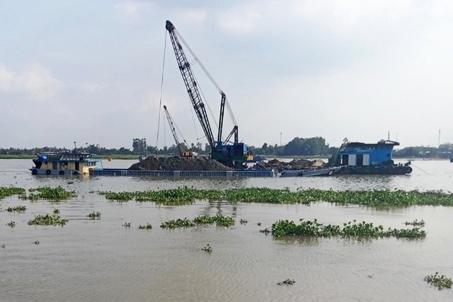 Việc đấu giá mỏ cát trên sông Tiền, tỉnh An Giang đang gây xôn xao dư luận trong những ngày qua.