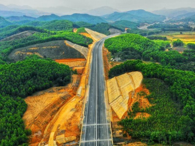 Giai đoạn 2011-2020, Việt Nam hoàn thành khoảng 1.074 km đường bộ cao tốc, đưa tổng chiều dài cao tốc đang khai thác lên 1.163 km. Ảnh: V.LONG