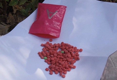 Bên trong túi xách có 12.000 viên ma túy tổng hợp màu hồng.