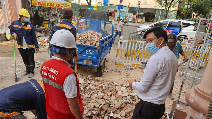Phía Bệnh viện Nhi đồng 2 dọn dẹp để xây cổng mới ẢNH: DUY TÍNH
