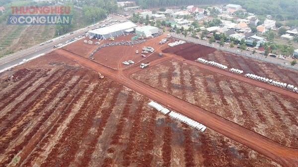 Dự án Diamond City Lộc Ninh vẫn chỉ là bãi đất trống, chưa hoàn thiện hạ tầng. (Ảnh: TRUNG NGUYỄN)