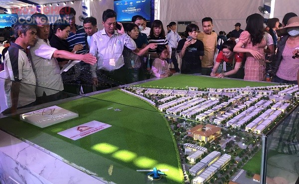 Khách hàng tham quan mô hình dự án Diamond City Lộc Ninh. (Ảnh: TRUNG NGUYỄN)