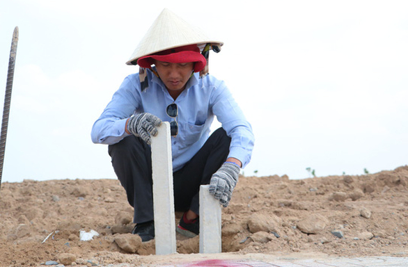Thực hiện cắm mốc đất chuẩn bị bàn giao đất tái định cư cho người dân - Ảnh: H.MI