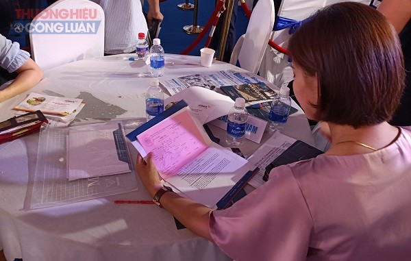 Khách hàng ký hợp đồng đặt cọc thông qua “Phiếu đăng kí tìm hiểu thông tin” dự án Diamond City - Lộc Ninh. (Ảnh: TRUNG NGUYỄN)