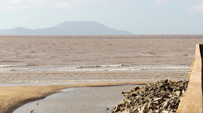 Hòn Khoai cách đất liền tại bãi biển Khai Long chỉ hơn 14 km. Ảnh: Việt Tường.