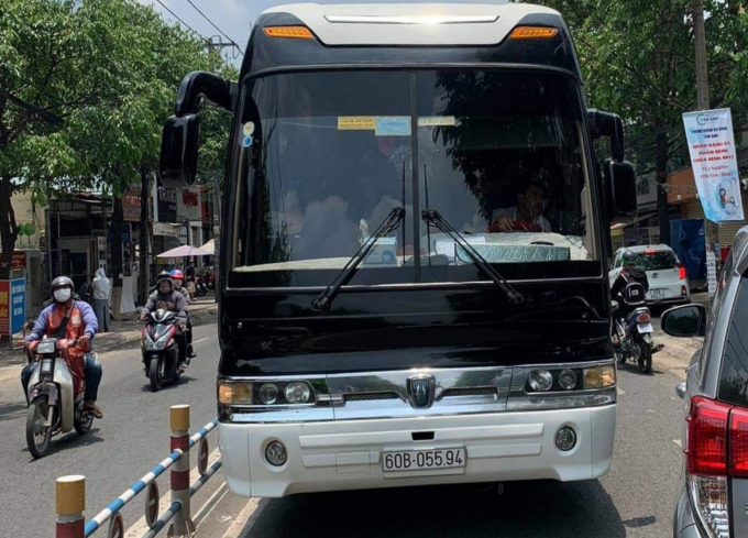 Xe khách 45 chỗ chạy ngược chiều trên đường Nguyễn Ái Quốc (TP.Biên Hòa, Đồng Nai) vào trưa 17.4ẢNH: C.T.V.