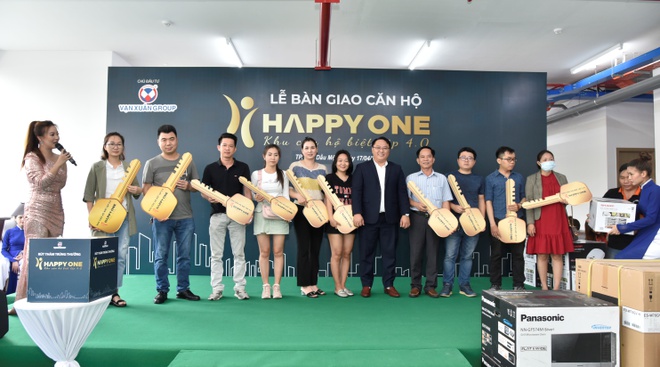 Chủ đầu tư Vạn Xuân Group trao chìa khóa cho cư dân Happy One - Phú Hòa.
