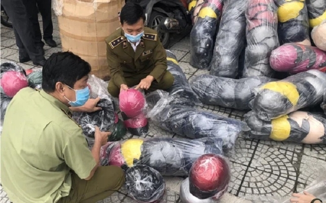 Lượng lớn mũ bảo hiểm giả của Nón Sơn bị lực lượng chức năng triệt phá trước đó.