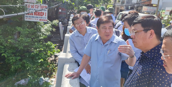 Ông Nguyễn Thành Phong khảo sát tại cầu rạch Lăng (đường Phạm Văn Đồng). Ảnh: NGUYỄN CHÂU