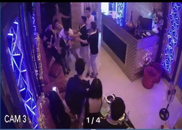 Nhóm thanh niên đánh đập nhân viên, phá quán karaoke - Ảnh: Cắt từ camera