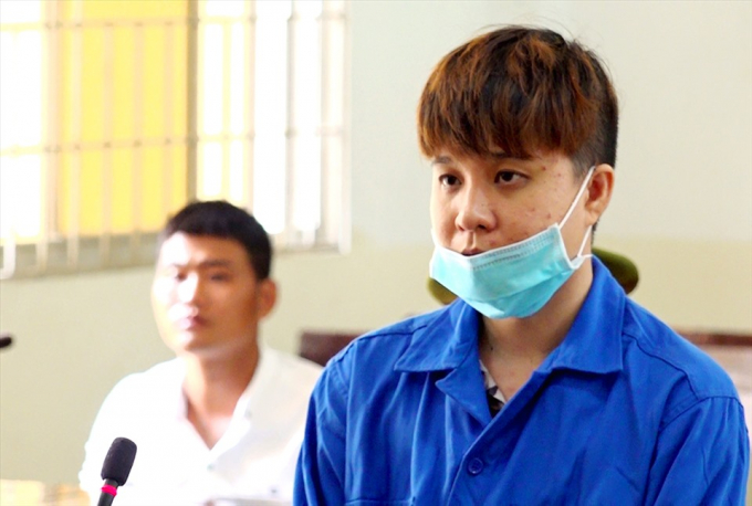 Huỳnh Thị Bích Hạnh - đối tượng đâm thấu ngực bạn trai của em gái- trước tòa. Ảnh: Vũ Tiến