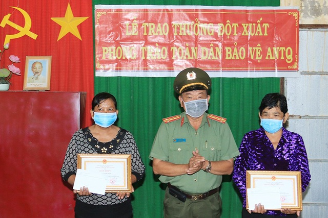 Chị Neáng Kim Sone và Neáng Chếk được trao giấy khen của Công an tỉnh An Giang.