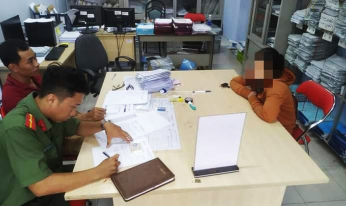 Bà H. làm việc với công an. Ảnh: Khoa Quý.