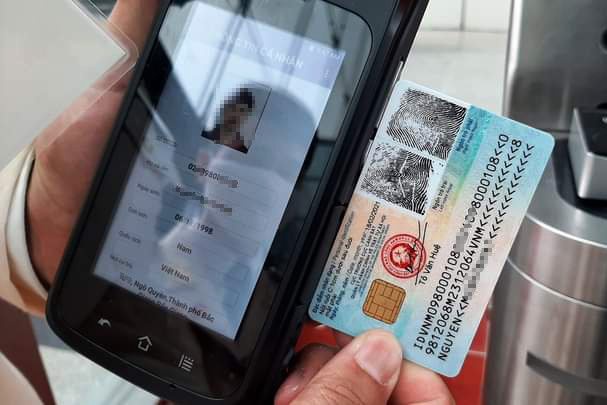 Thẻ gắn chip tích hợp mã QR lưu trữ các trường thông tin cũ của công dân. Ảnh: B.Đ.