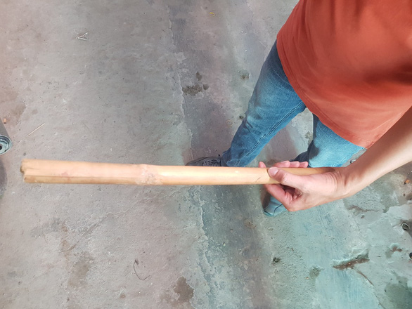 Khúc cây người cha dùng để đánh bé trai - Ảnh: NGỌC KHẢI