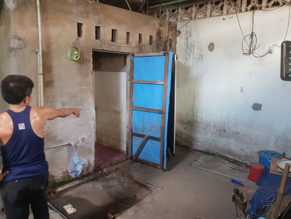Người trong dãy trọ chỉ nơi bé trai bị cha đánh - Ảnh: NGỌC KHẢI