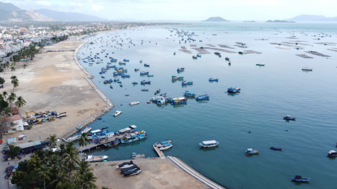 Khu vực thị trấn Vạn Giã, huyện Vạn Ninh đang xây dựng bờ kè lấn vịnh Vân Phong 60-80 m để tránh xâm thực
