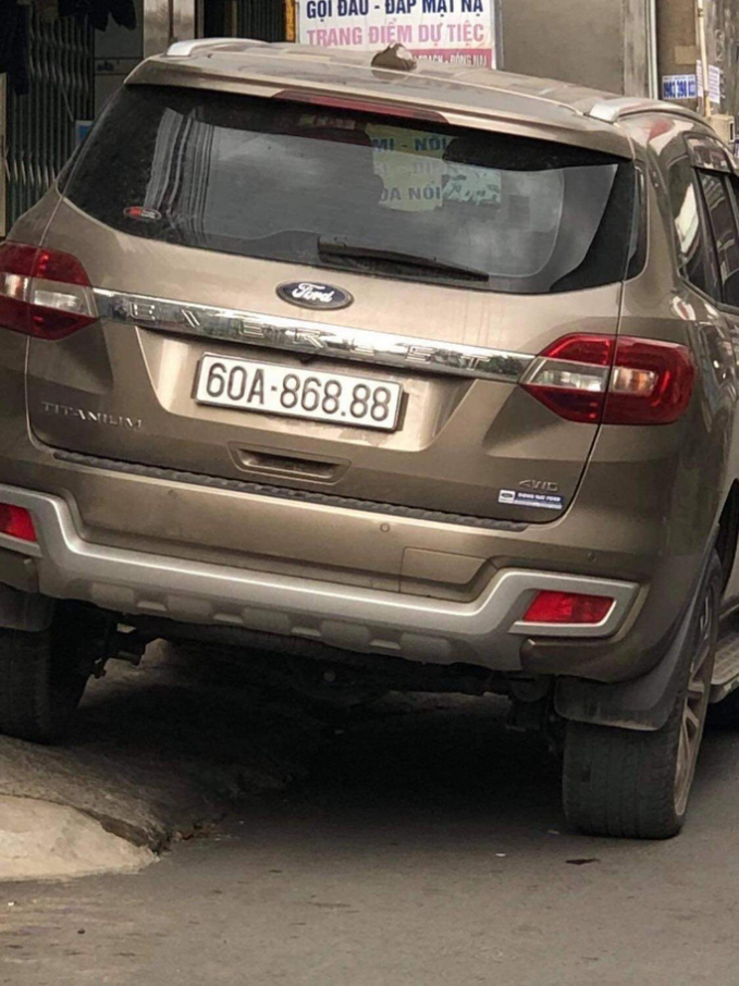 2 chiếc ôtô trùng biển số. Phòng Cảnh sát giao thông Đồng Nai xác định xe Ford dùng biển số giả