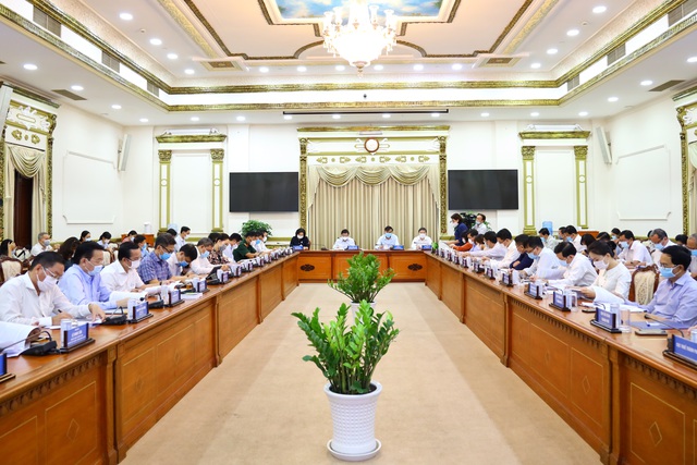 Phiên họp của UBND TP.HCM về tình hình kinh tế, văn hóa, xã hội, quốc phòng - an ninh và thu chi ngân sách tháng 4 (Ảnh: Q.A.Đ.V)