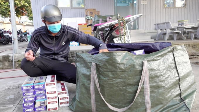 Nguyễn Chí Công cùng tang vật bị thu giữ.