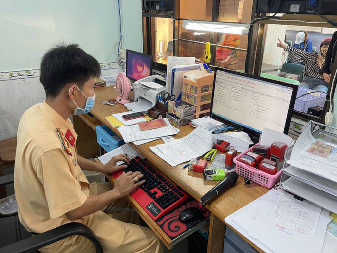 Cán bộ Cảnh sát giao thông tỉnh An Giang tiếp nhận hồ sơ của người dân. Ảnh: Phúc Anh