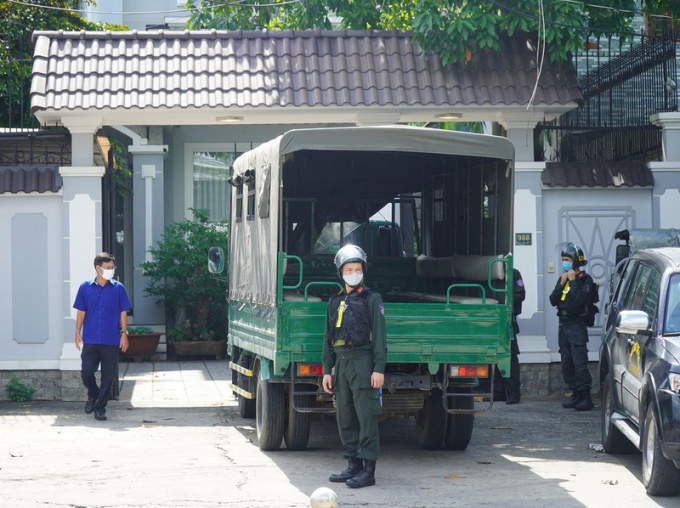 Lực lượng chức năng khám xét nhà riêng của bà Mỹ trên đường Đồng Khởi (TP Biên Hòa). Ảnh: VH