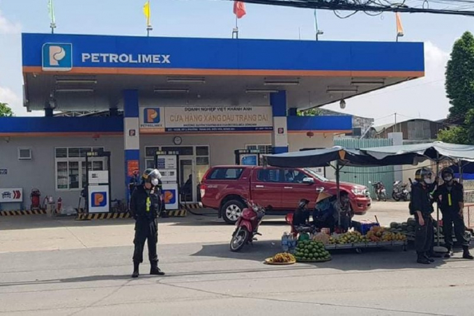 Cộng an kiểm tra cây xăng của Công ty TNHH Việt Khánh Anh tại phường Trảng Dài, TP Biên Hòa. Ảnh: VH