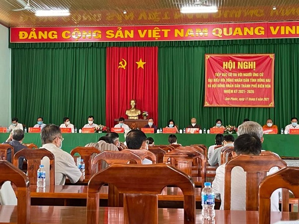 Ông Nguyễn Nhân Nghĩa tiếp xúc cử tri tại phường Tam Phước (Ảnh: HN)